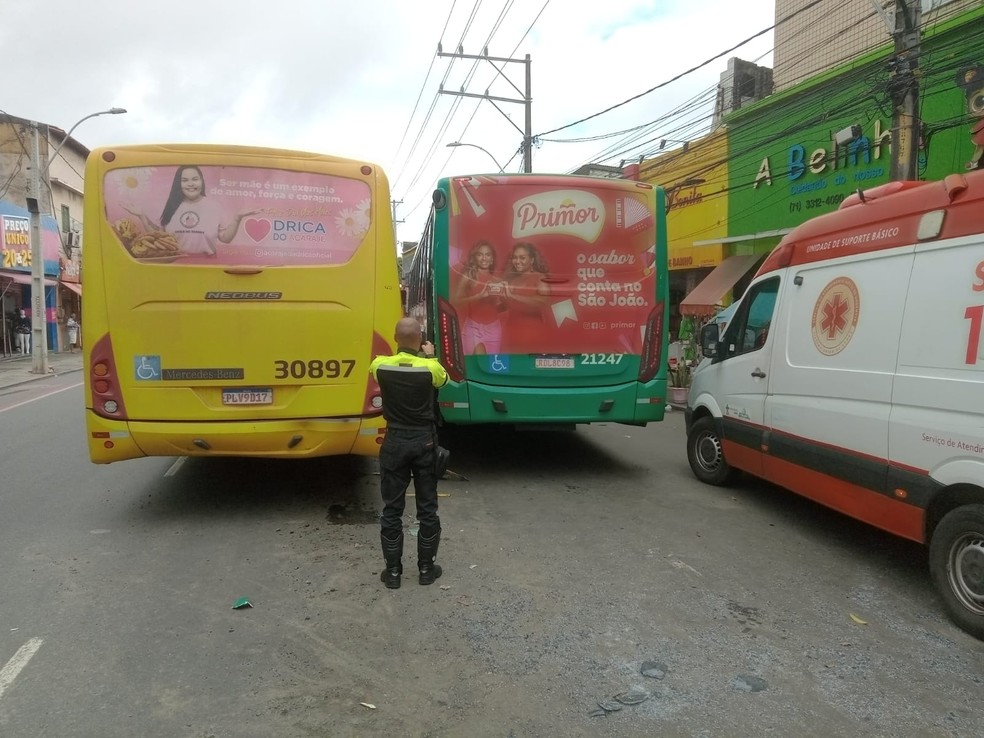 Ônibus do transporte público de Salvador após acidente no bairro da Calçada — Foto: Transalvador