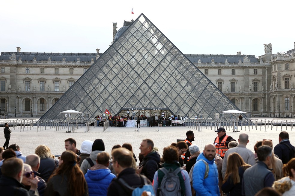 Turistas aguardando na porta do Museu do Louvre — Foto: REUTERS/Abdul Saboor
