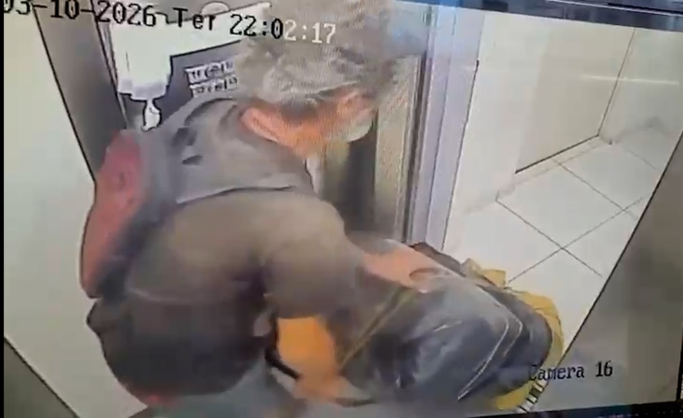 Imagens de seguran�a mostram namorado de mulher encontrada carbonizada com corpo dela dentro de mala, em Jo�o Pessoa � Foto: TV Cabo Branco