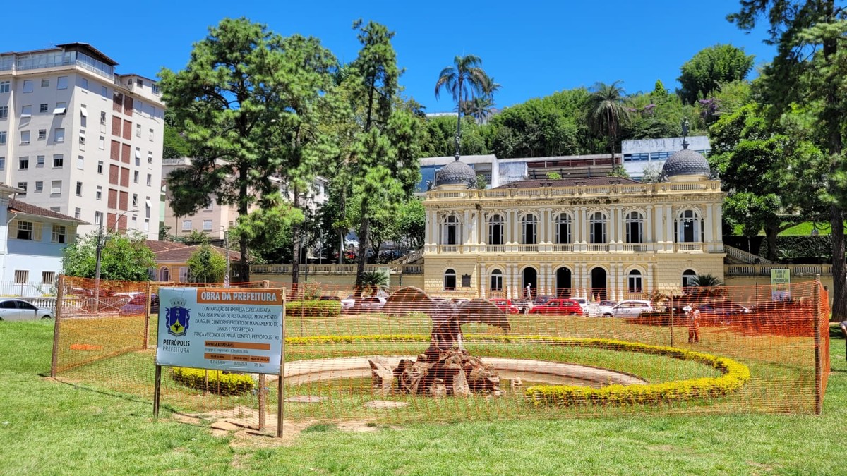 Águia da praça Visconde de Mauá, em Petrópolis, começa a ser restaurada ...