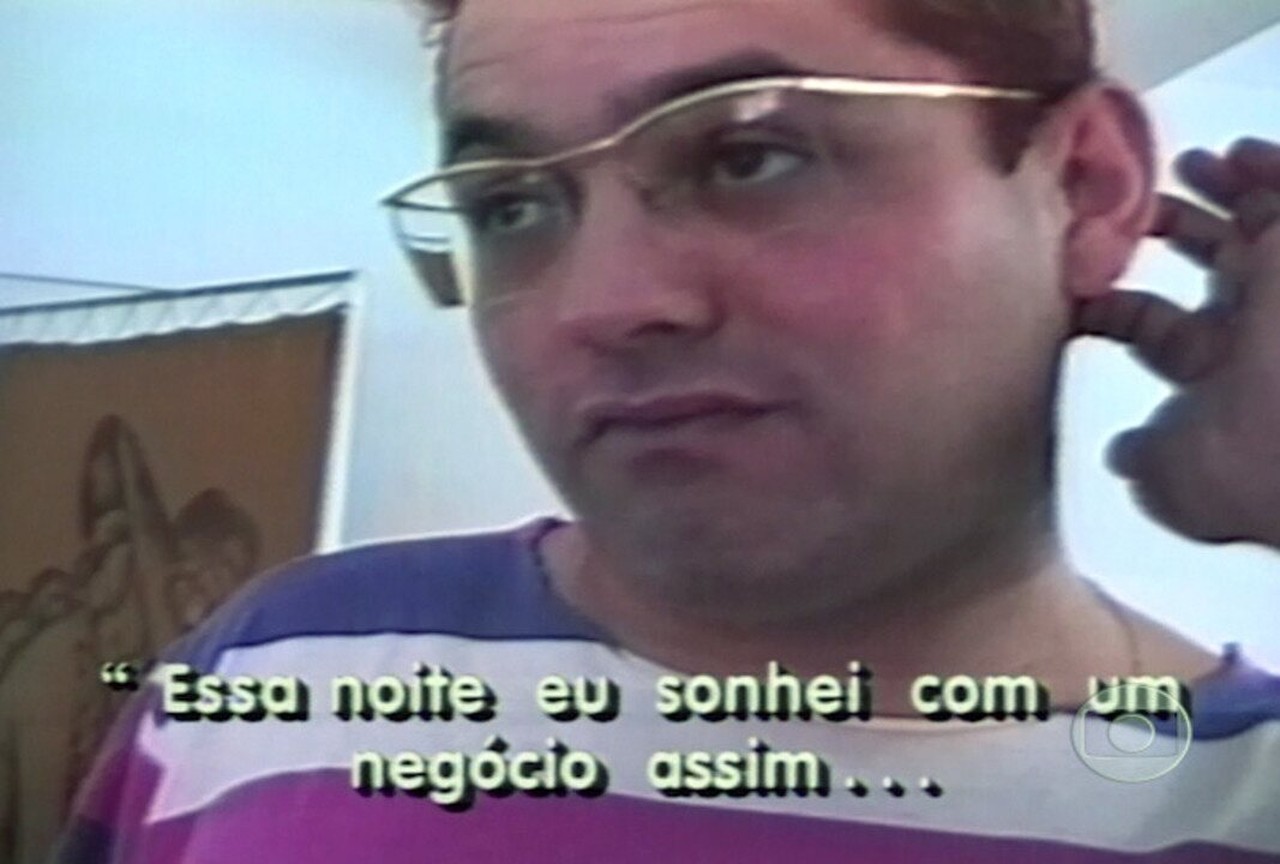 Jaqueta usada por equipe dos Mamonas Assassinas é encontrada intacta sobre caixão de Dinho