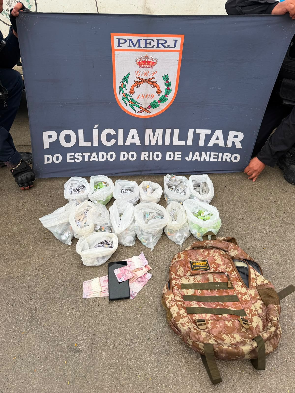 Dois adolescentes são apreendidos com mais de 400 unidades de drogas em São Pedro da Aldeia