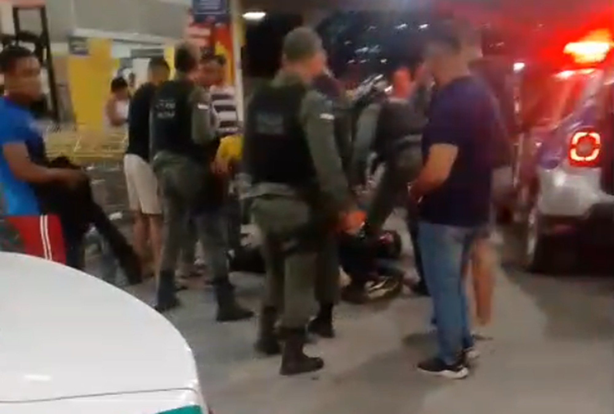 Homem é morto e mulher é baleada no estacionamento de supermercado; criminosos trocam tiros com PMs no local