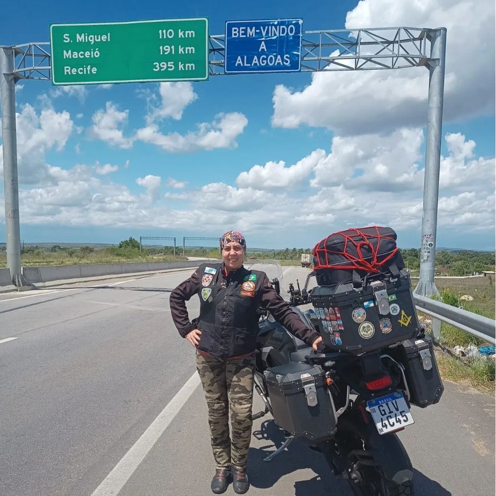 Motociclista morta em acidente no Ceará viajava o mundo sobre motocicleta acompanhado do marido — Foto: Arquivo pessoal