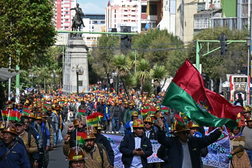 Mineradores protestam contra o governo de Rodrigo Paz, na Bolívia — Foto: Aizar Raldes/AFP