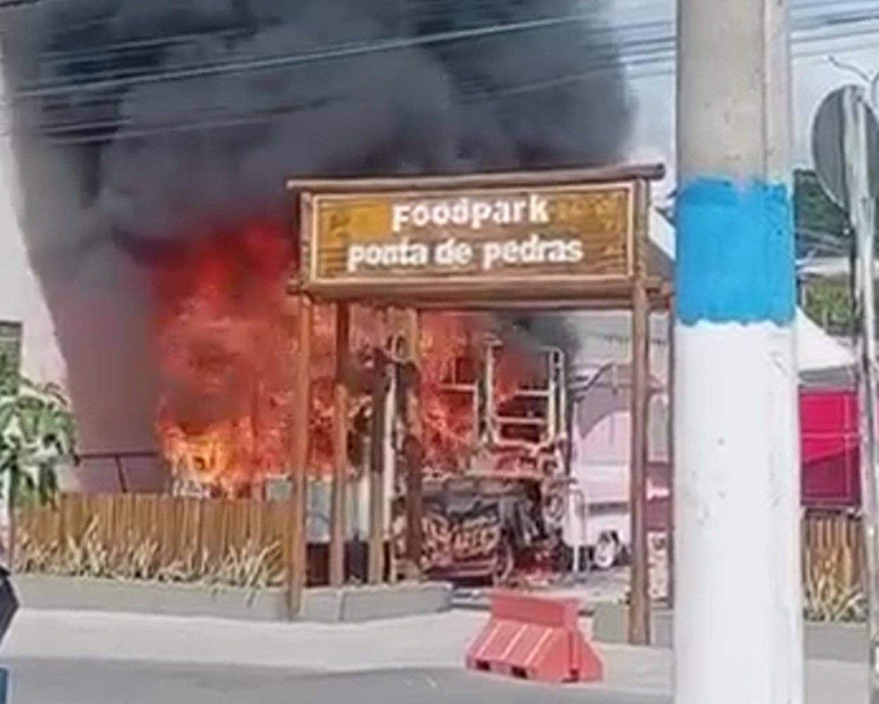 Vídeo mostra incêndio em food park no Litoral Norte de PE; um dos dois trailers destruídos pelo fogo funcionava há um dia