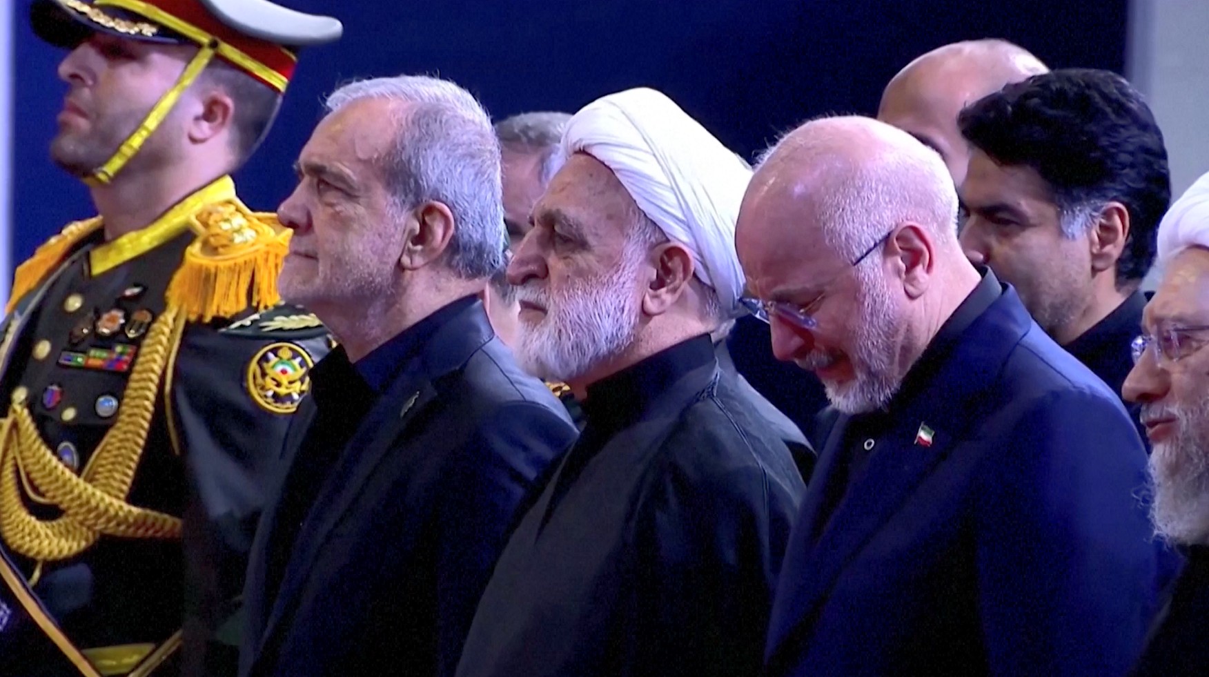 VÍDEO: presidente e membros do governo do Irã choram em frente a caixão de Ali Khamenei
