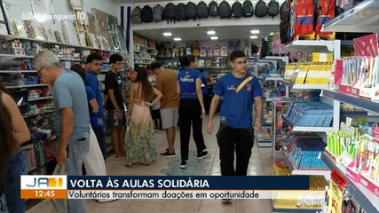 Voluntários fazem doações de material escolar para pessoas com vulnerabilidade social