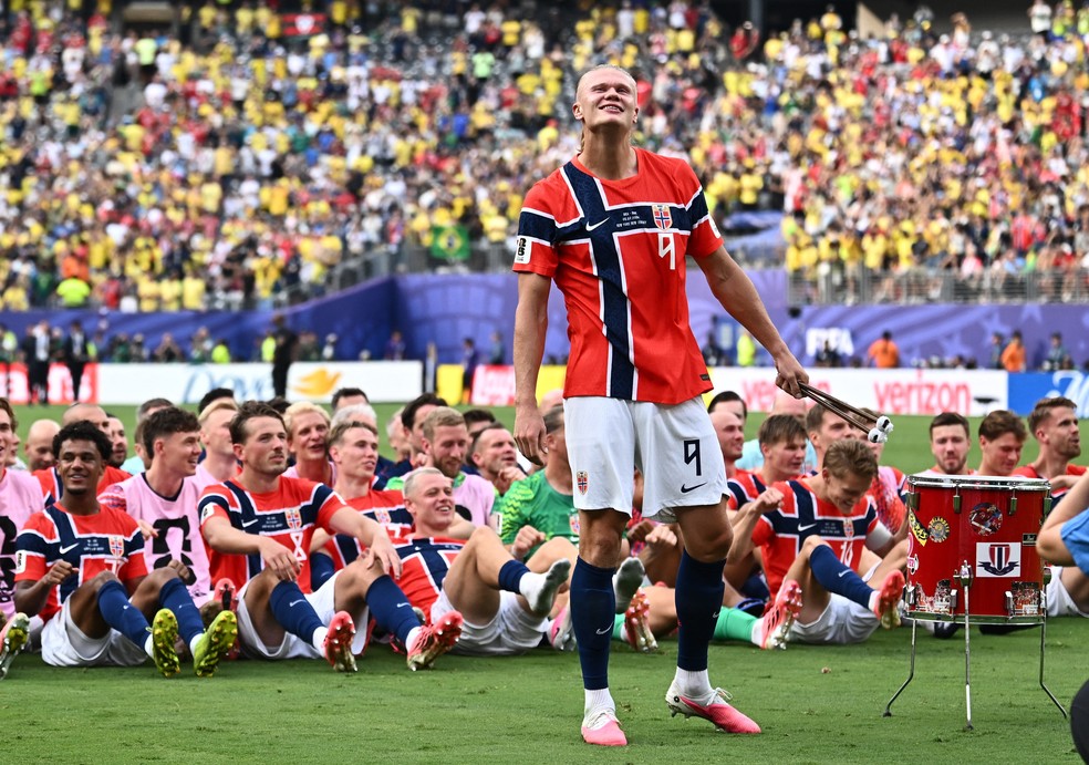 Erling Haaland, da Noruega, e seus companheiros comemoram a classificação da Noruega para as quartas de final da Copa do Mundo após a partida. — Foto: Dylan Martinez / Reuters
