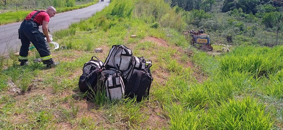 Ao menos 42 trabalhadores eram transportados para colher laranja — Foto: A Voz do Vale/Reprodução