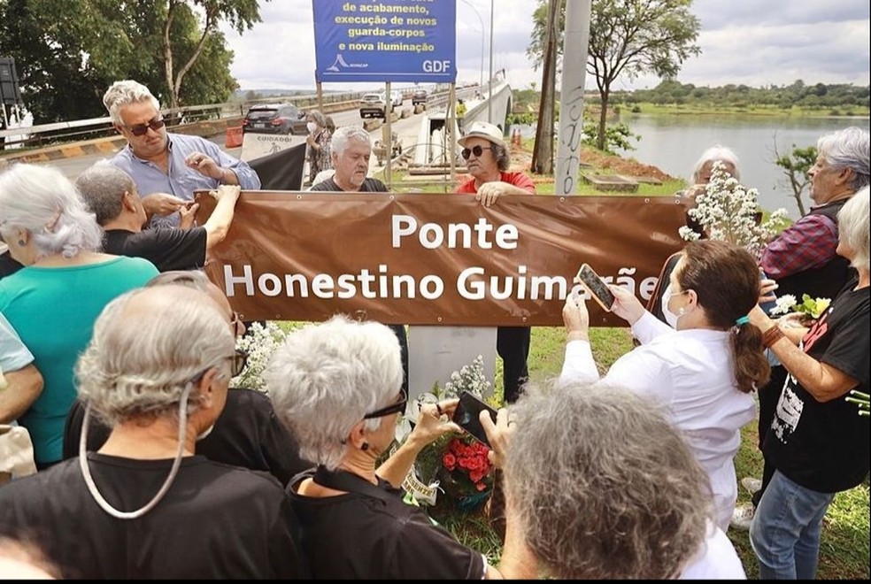 Grupo faz ato de troca de nome da ponte Costa e Silva  — Foto: Foto: Reprodução/Instagram