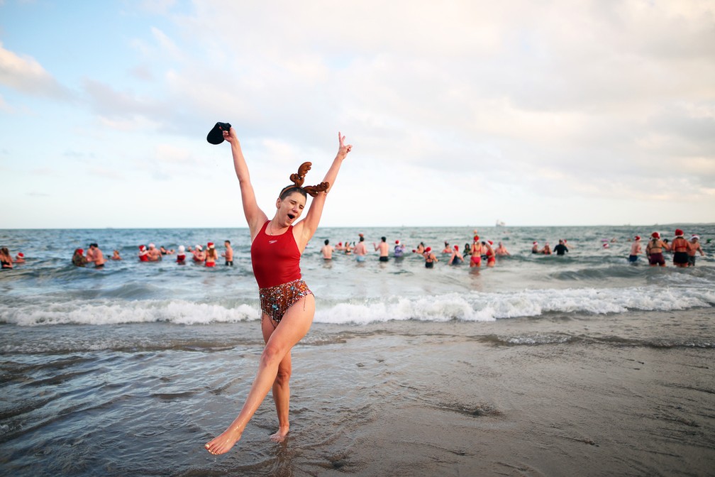 Na Irlanda do Norte, um mergulho no mar para levantar fundos para a caridade em 24 de dezembro. — Foto: Peter Morrison/AP