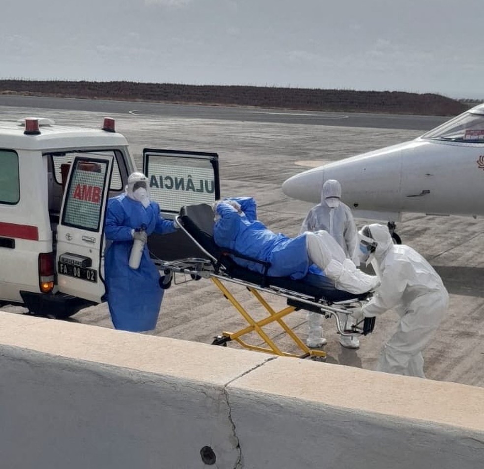 Passageiro de cruzeiro com suspeita de hantavírus é colocado em ambulância ao ser retirado do navio em Cabo Verde, em 6 de maio de 2026. — Foto: Tedros Adhanom/ OMS via Reuters