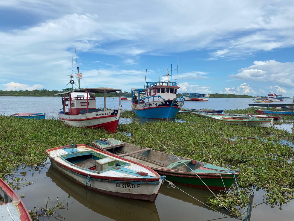 Barcos pesqueiros no rio Jaguaribe, em Fortim, município onde a embarcação com os criminosos começou a ser monitorada — Foto: Leonardo Igor/g1 Ceará