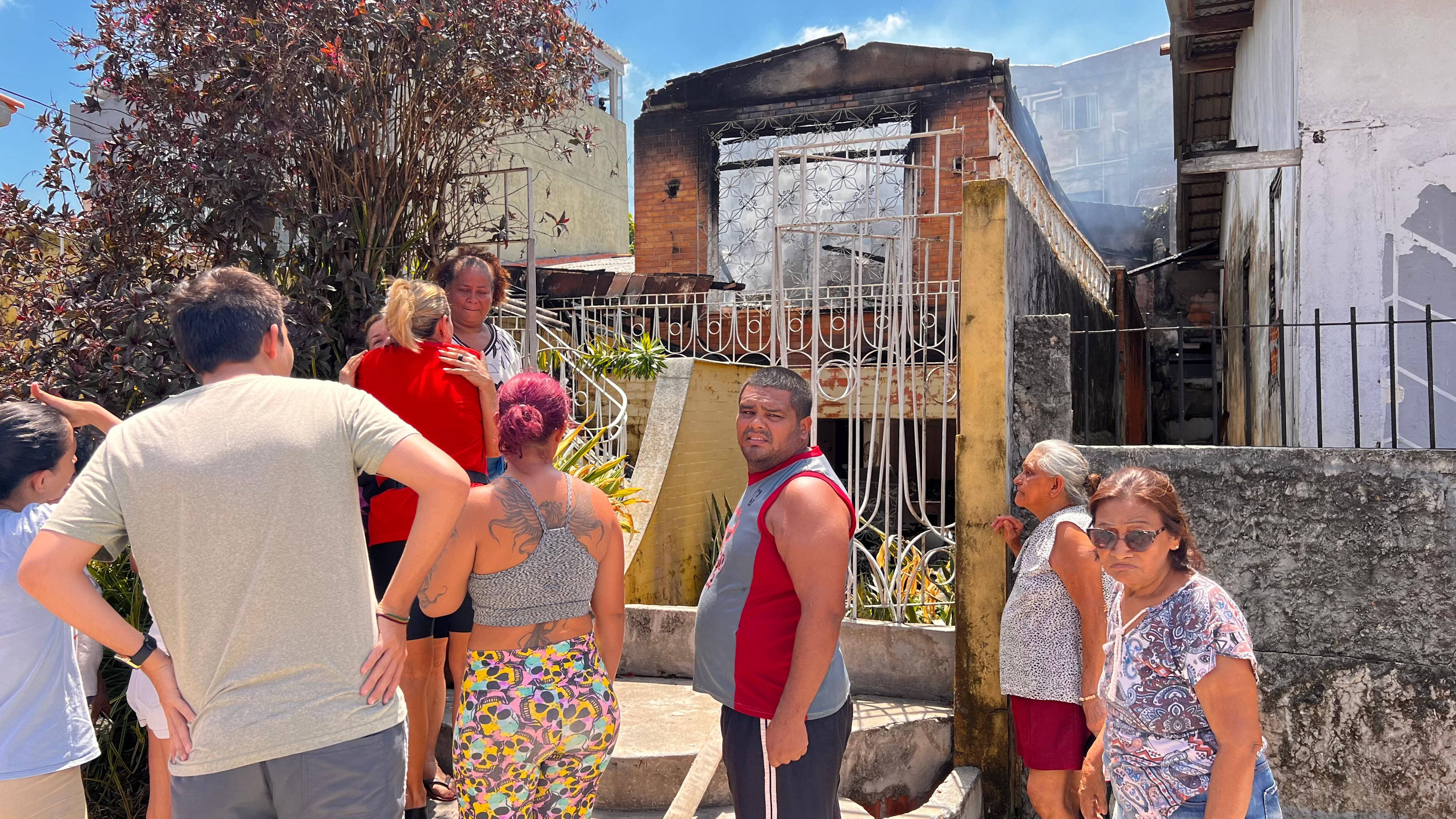 Incêndio destrói casa na rua Boaventura, em Belém