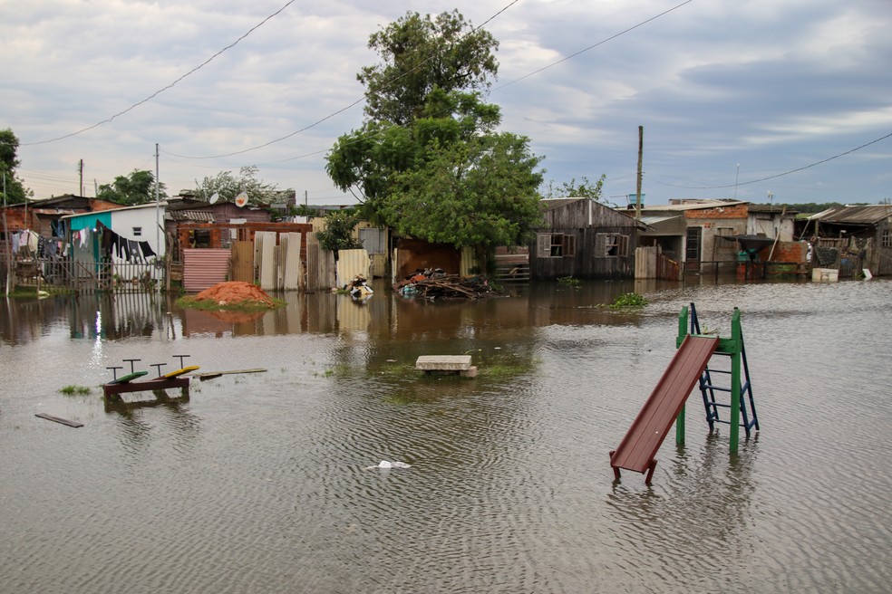 Enchente causada pelas chuvas que atingem a cidade de Pelotas, no Rio Grande do Sul, nesta quarta-feira, 08 de maio de 2024. — Foto: EDUARDO RODRIGUES/AGÊNCIA PIXEL PRESS/ESTADÃO CONTEÚDO