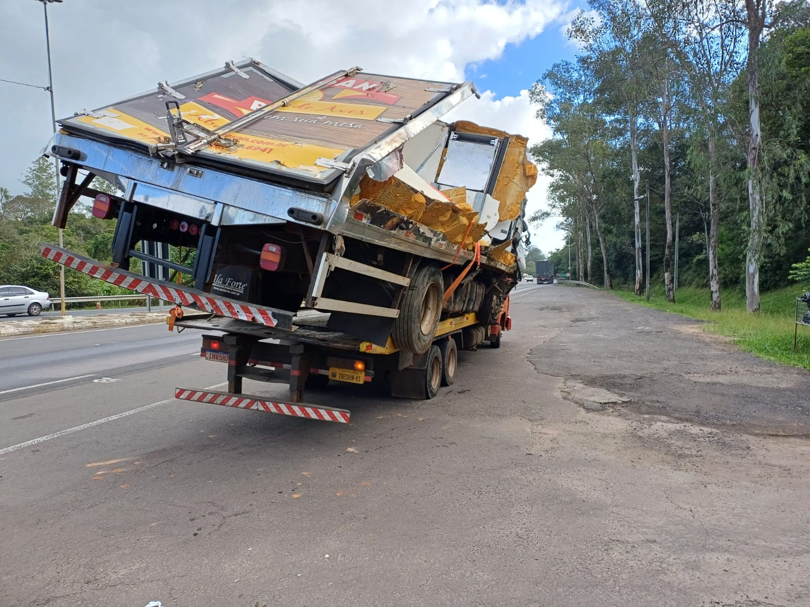 Um caminhão transportando outro: cena inusitada é flagrada por PRF em estrada do RS; veja VÍDEO