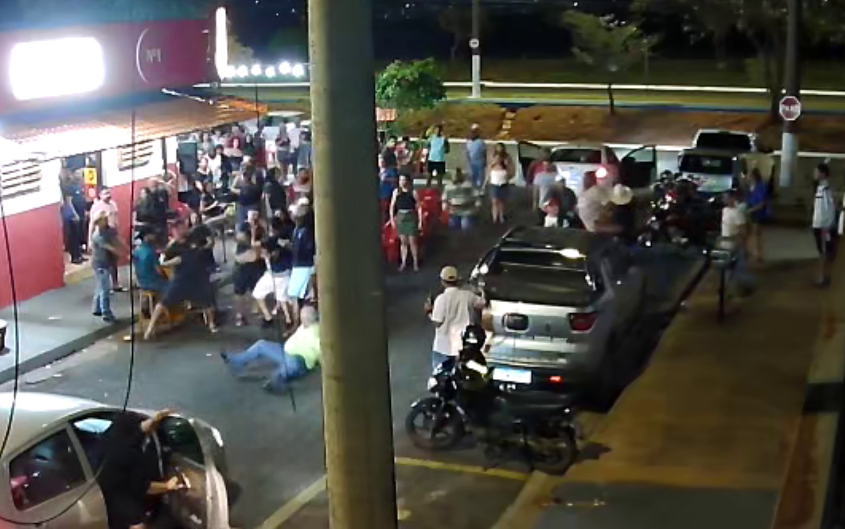 Homem morre e filho fica ferido durante briga generalizada em bar de Barretos, SP