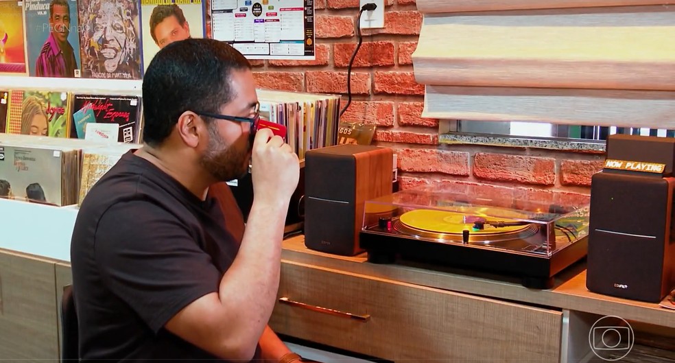 Empreendedor aposta no vinil e no resgate do ritual de ouvir música — Foto: Globo/ Reprodução