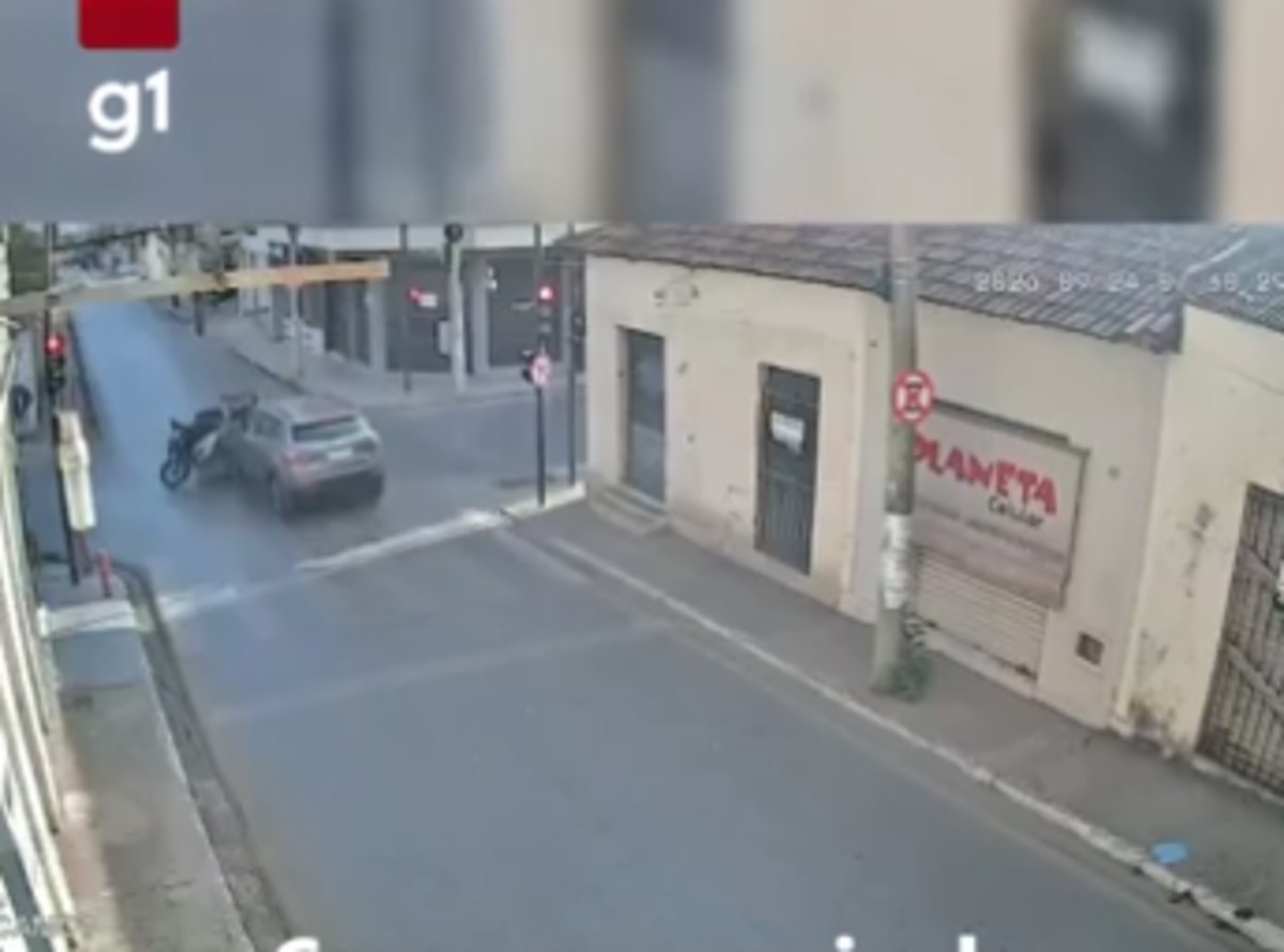 Carro avança sinal vermelho e atinge motocicleta no Centro de Montes Claros; VÍDEO