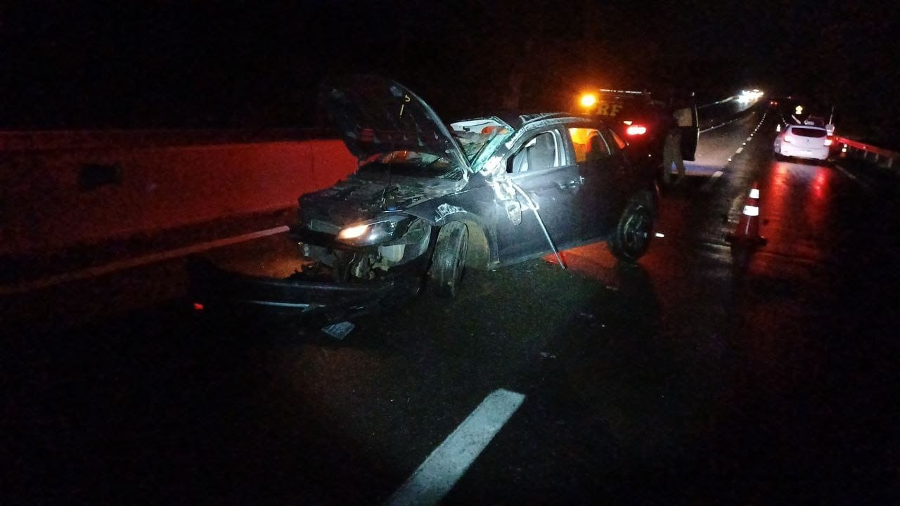 Homem perde controle de carro e capota na Via Dutra, em Barra Mansa
