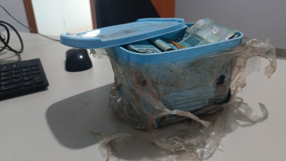 Dinheiro estava escondido dentro de um pote de sorvetes — Foto: Divulgação