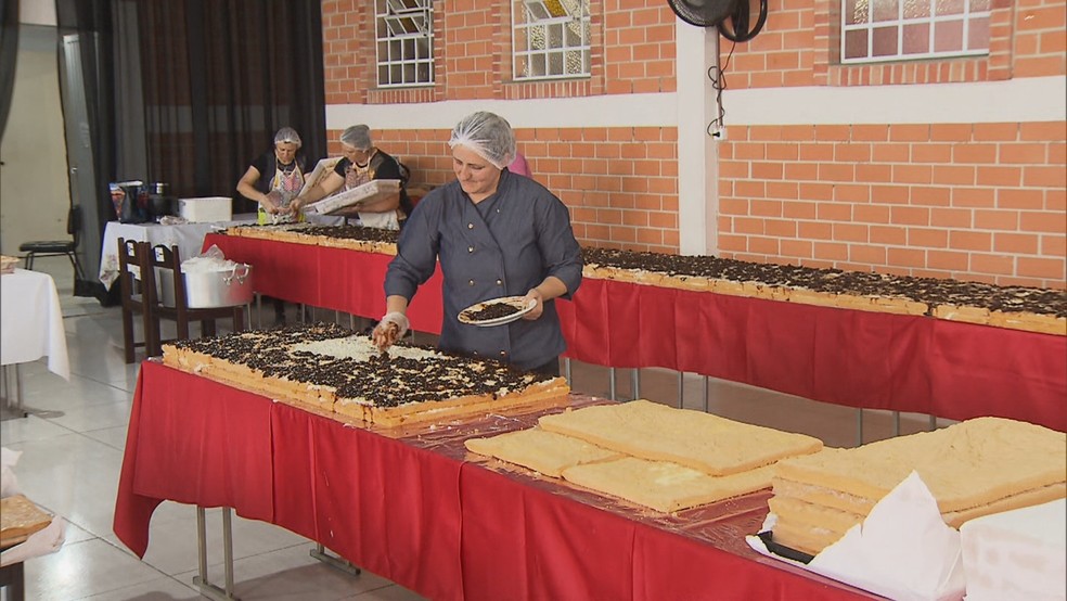 Neste domingo, por exemplo, foram vendidas 1200 fatias de bolo — Foto: Reprodução/RPC