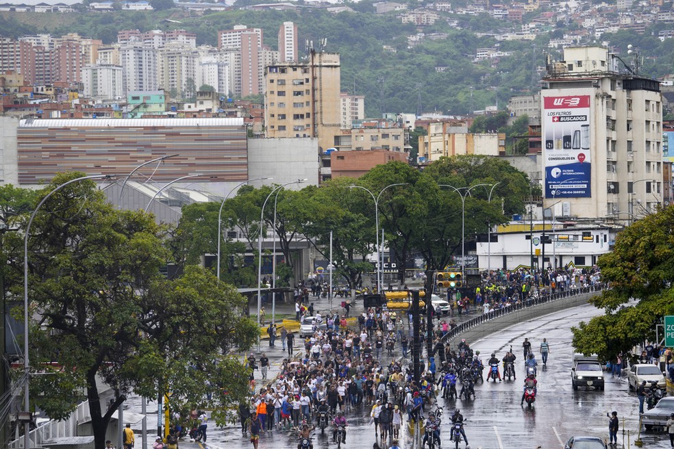 Manifestantes protestam contra resultado de eleição na Venezuela — Foto: Matias Delacroix/AP