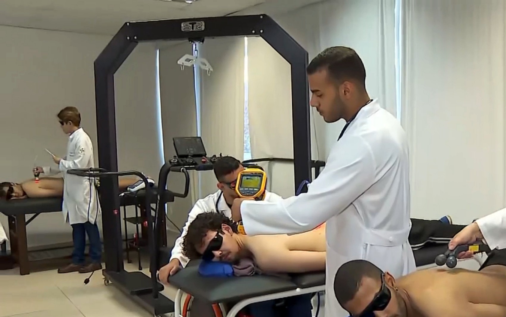 Dores nas costas? Entenda como tratamento gratuito com laser ajuda pacientes em universidade mineira