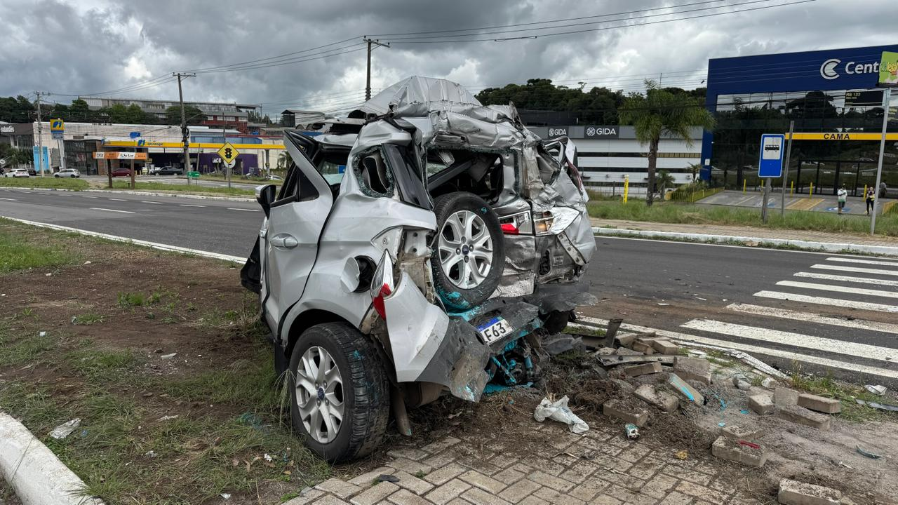 Seis pessoas ficam feridas em acidente entre carreta e cinco carros na ERS-122, em Caxias do Sul