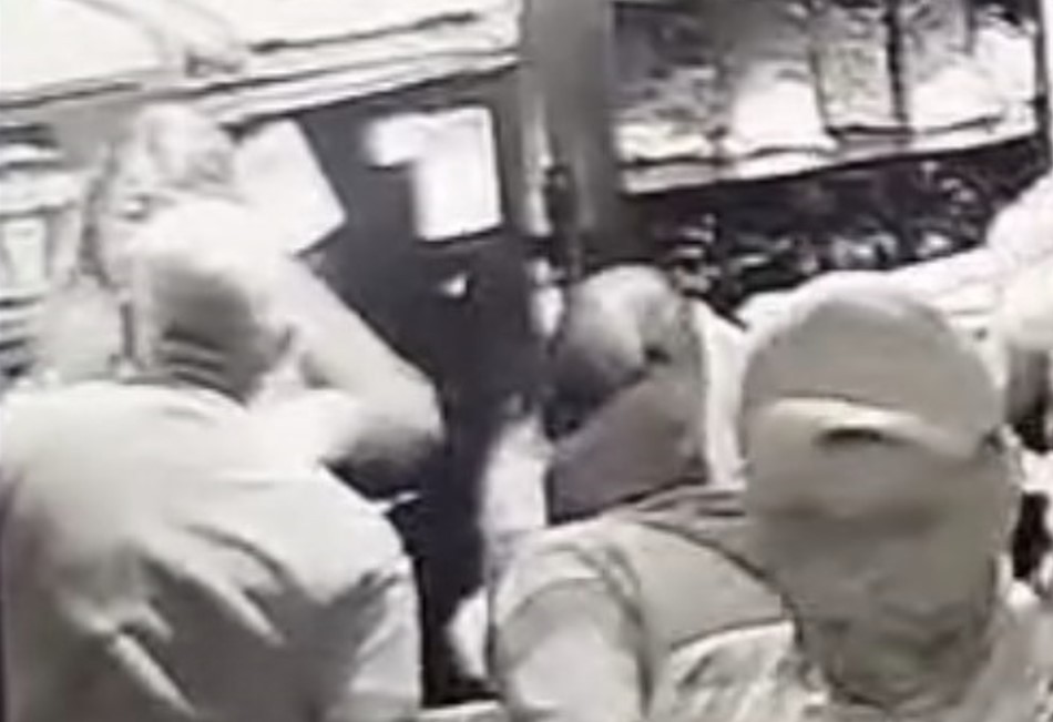VÍDEO: câmera de segurança registra momento em que mulher é esfaqueada pelo ex-marido durante festa na Zona Leste de SP