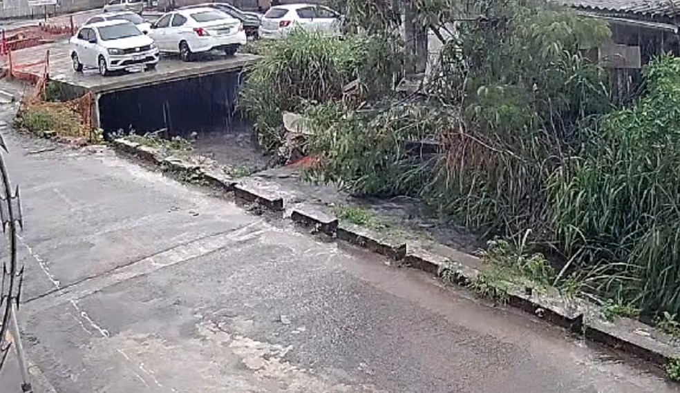 Idosa é levada pela enxurrada após desabamento de casa em Duque de Caxias — Foto: Reprodução