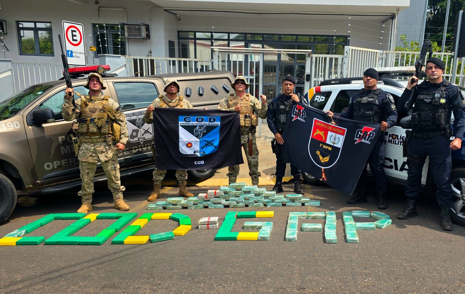 Mais de 90 kg de drogas são encontrados escondidos no lugar de estepe de ônibus em MT