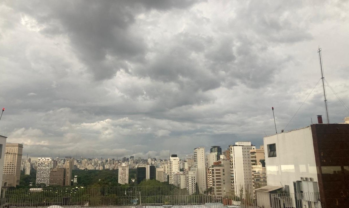 Chuva causa alagamentos em Parelheiros e deixa capital em estado de atenção; Defesa Civil emite alerta severo na Grande SP