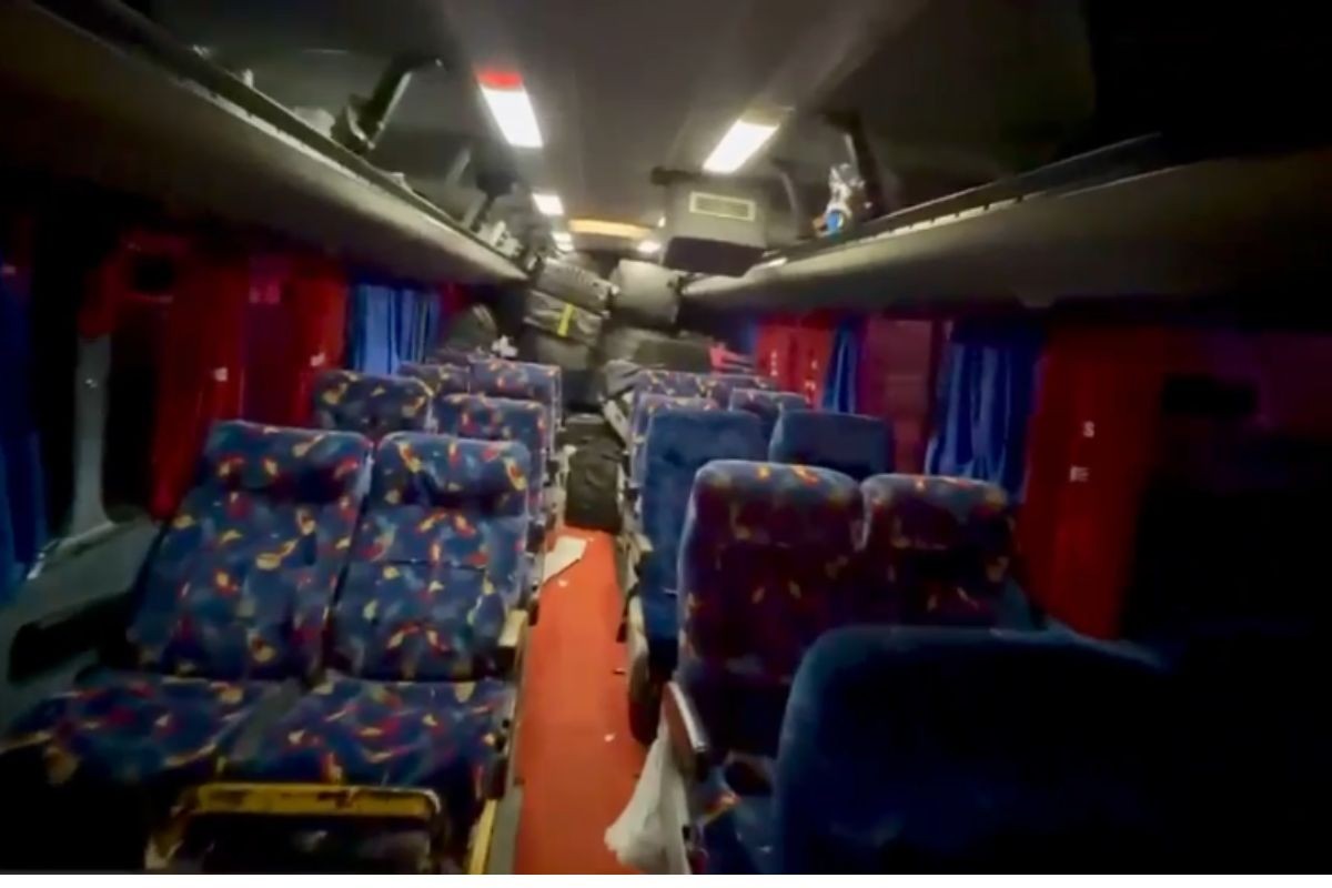 Ônibus clandestino é apreendido após transportar passageiros sentados sobre caixas de cigarros ilegais no Paraná