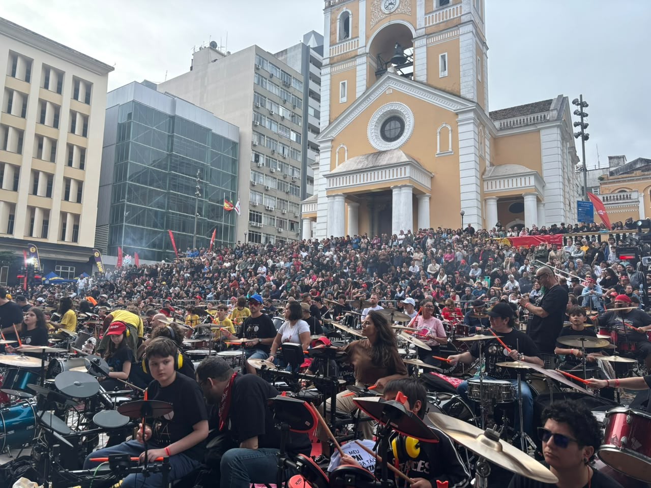 Centenas de bateristas transformam Florianópolis em grande orquestra neste domingo