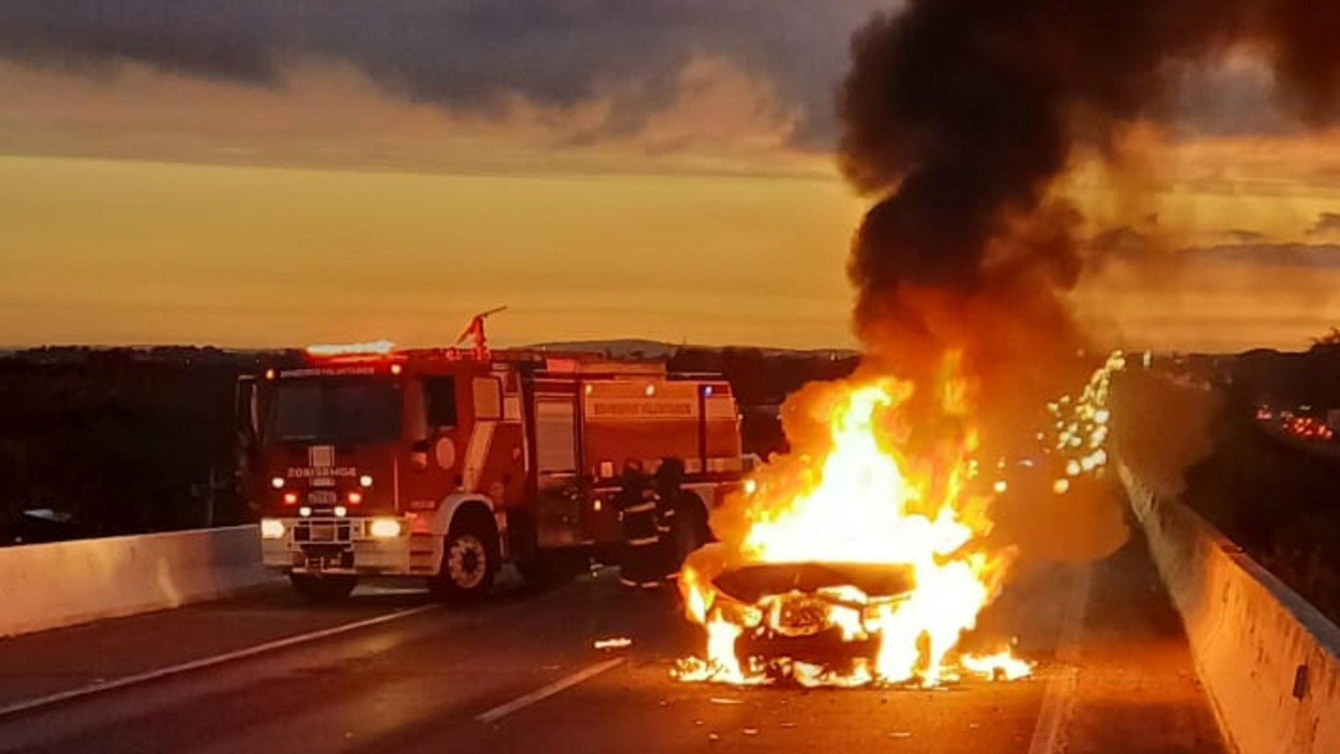 Carro de zagueiro da base do Grêmio pega fogo após colisão na BR-290 — Foto: PRF/Divulgação