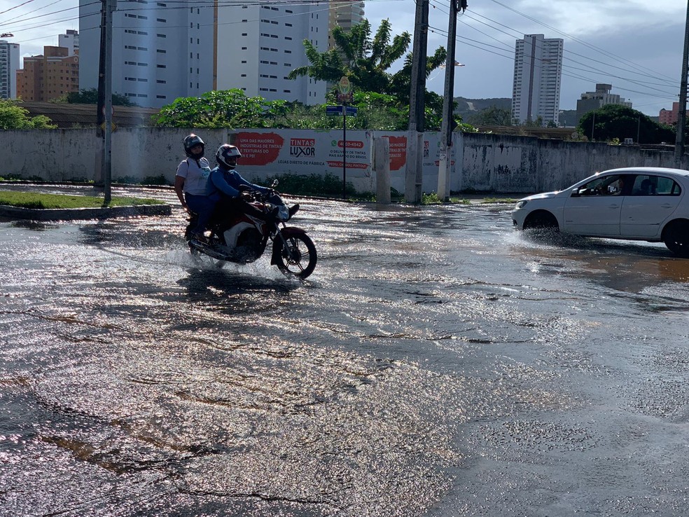 Tubulação tem vazamento e água se acumula em cruzamento entre avenidas na Zona Sul de Natal — Foto: Gustavo Brendo / Inter TV Cabugi