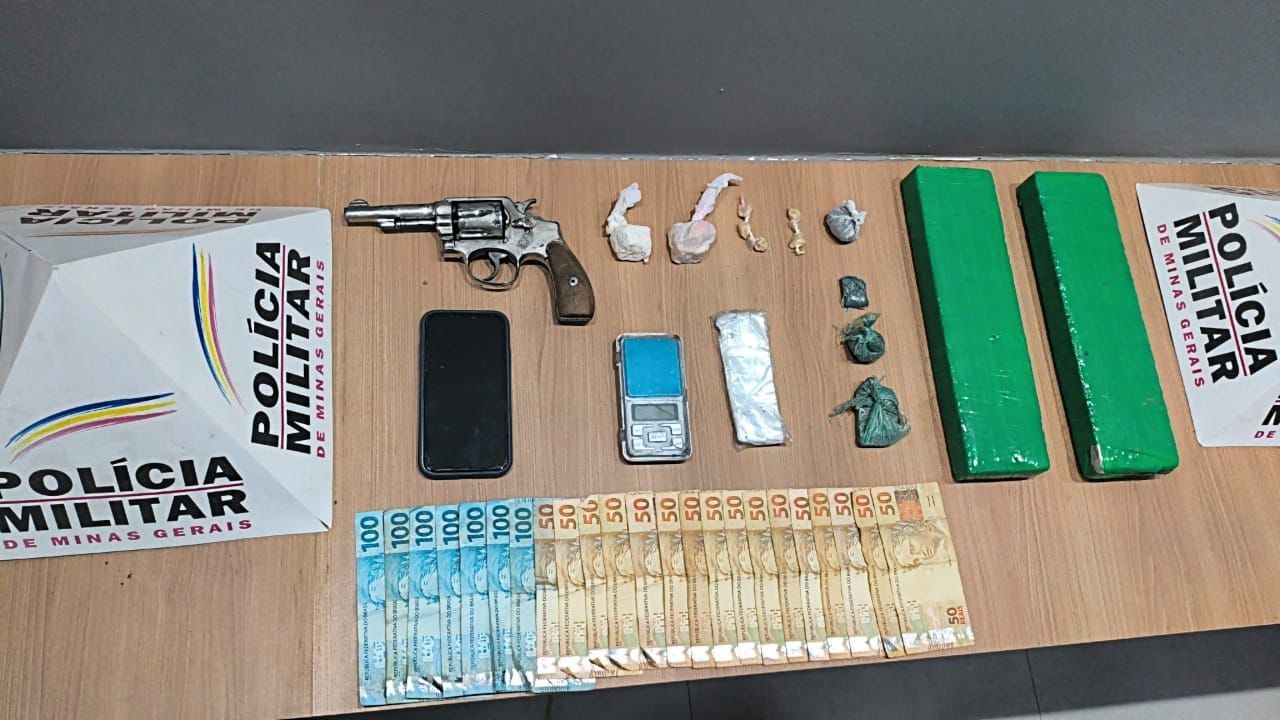 Carro atola durante fuga e dupla é presa por tráfico e porte ilegal de arma em Simonésia