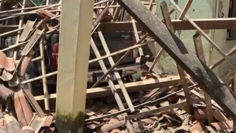 Motorista bate em pilar e derruba telhado sobre criança no Ceará; vídeo