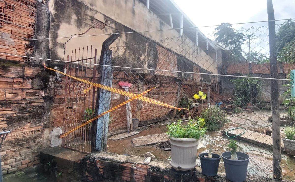 Defesa Civil interdita duas casas após piso ceder por causa de vazamento em Marília