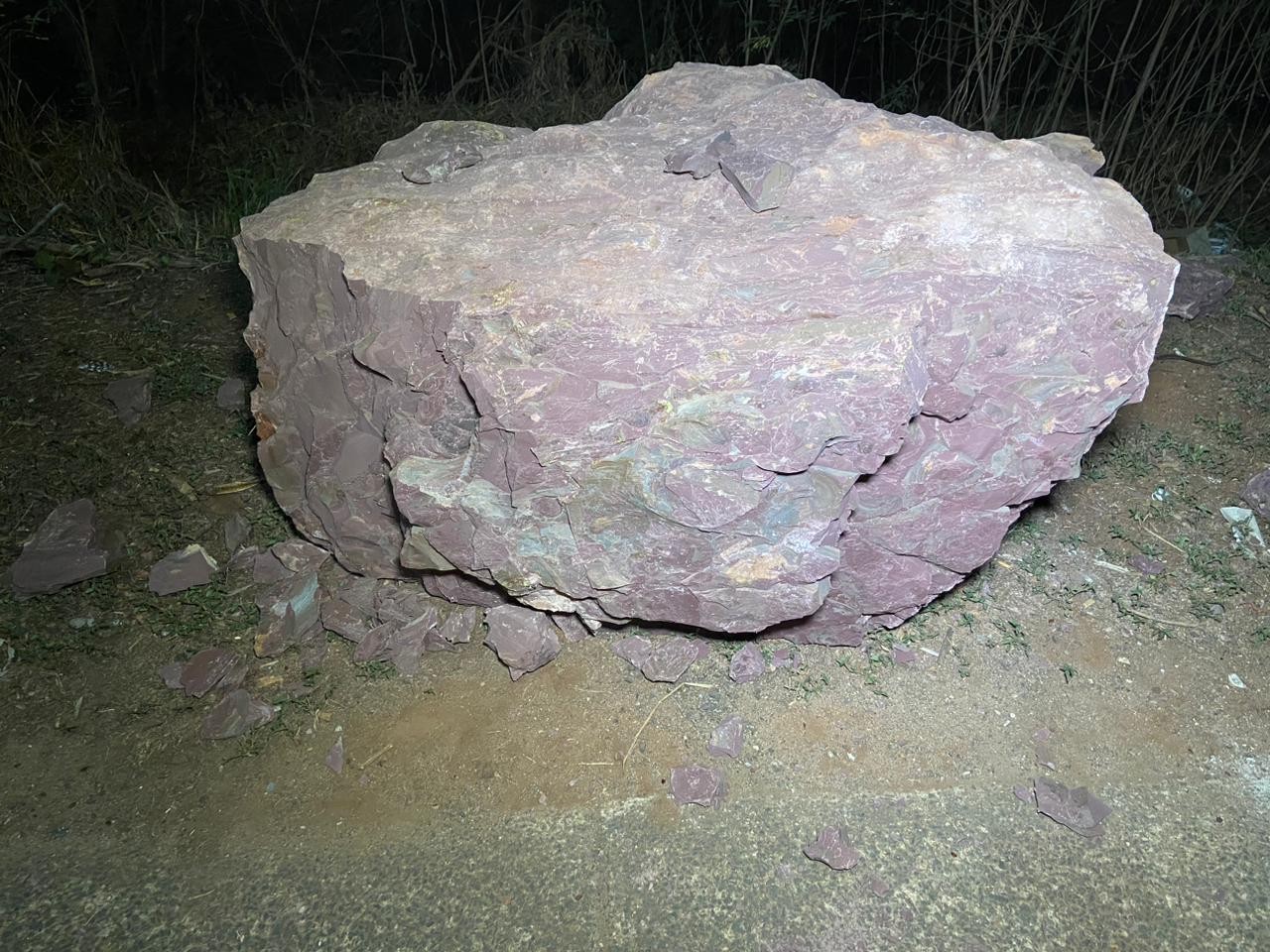 Estrada do Bongue em Piracicaba é interditada novamente após queda de rochas de pedreira