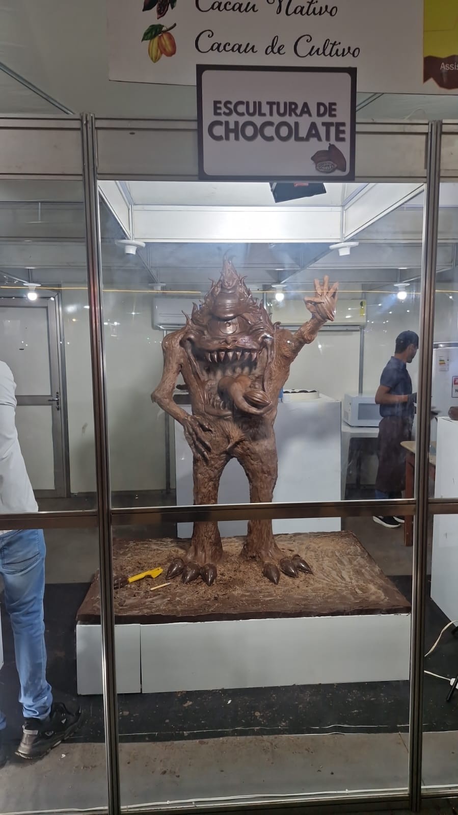 Mapinguari de chocolate de 200 kg é fragmentado e distribuído no último dia de Expoacre 2025