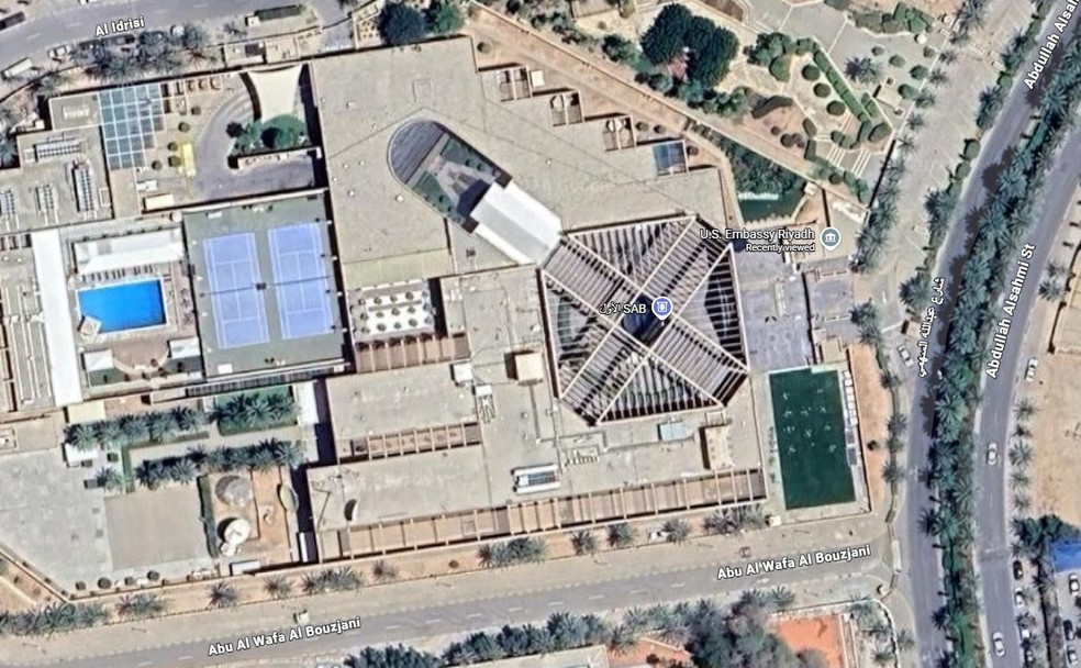 Imagem de satélite mostra complexo da embaixada dos EUA em Riad, na Arábia Saudita — Foto: Reprodução/Google Maps