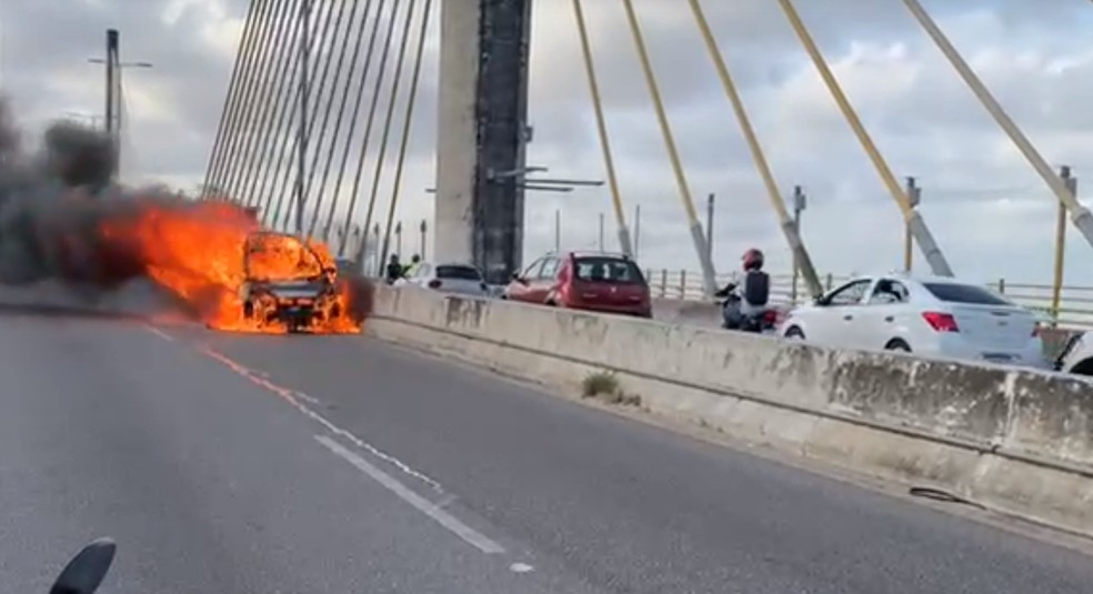 Veículo ficou destruído após pegar fogo na Ponte Newton Navarro — Foto: Reprodução/Redes sociais