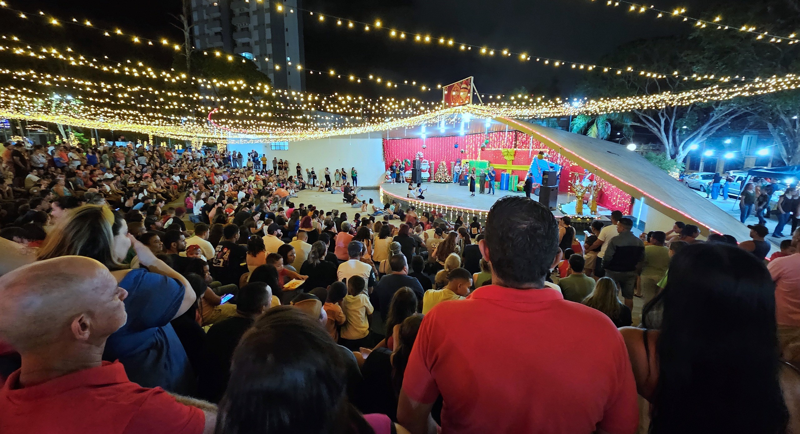 Nem chuva tira empolgação de alunos da rede municipal no primeiro dia de apresentações do Natal de Luz