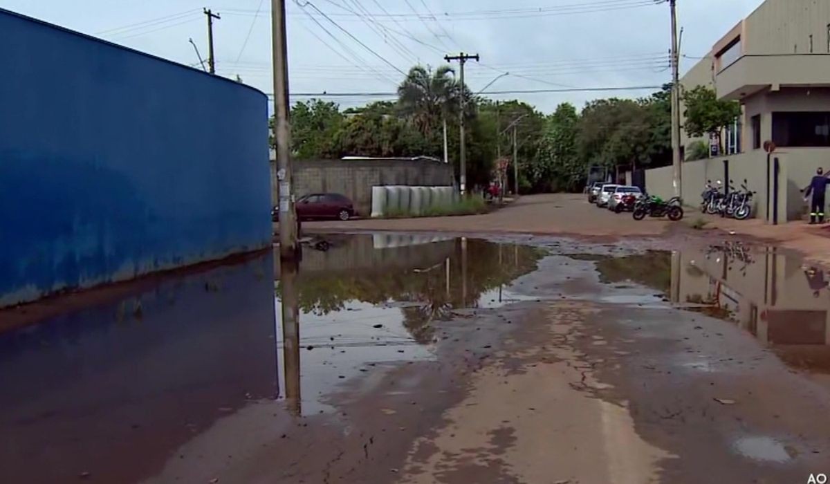 Rua vira 'lagoa' de esgoto: moradores de Nova Odessa denunciam alagamentos causados por bueiro entupido há 1 ano 