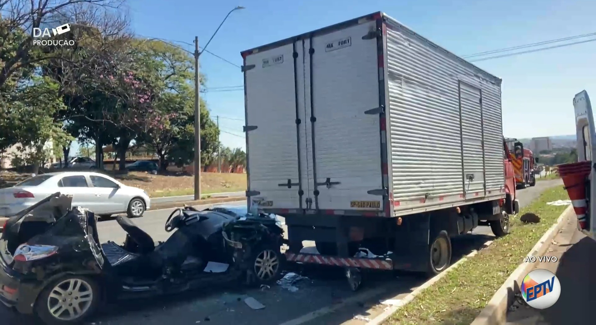 Carro entra embaixo de caminhão e deixa três feridos na Rodovia Geraldo de Barros em Piracicaba