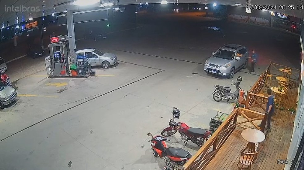 Motorista atira contra loja de conveniência de posto de combustíveis na Grande Florianópolis — Foto: Reprodução/Polícia Militar