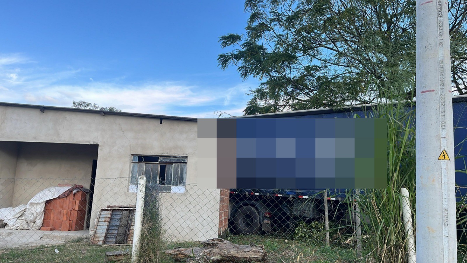 Carreta perde controle, bate em veículo e invade casa na Dutra, em Resende